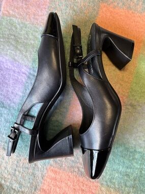“Wishbone” Black Slingback ‘Dora’ Heel. Chic Black, Block Heel Pumps.
Brand New.